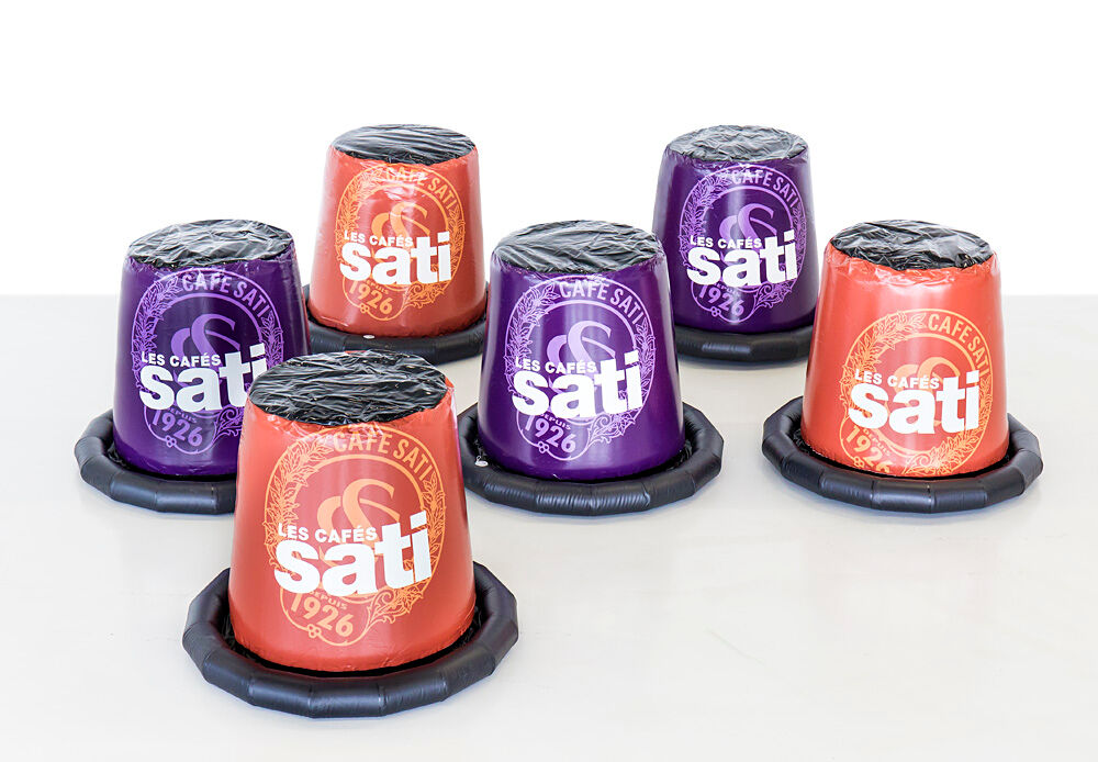 Uzyskaj niestandardowe Les Cafés Sati online. Zamów powiększenie nadmuchiwanego produktu już teraz online w JB Dmuchańce Polska